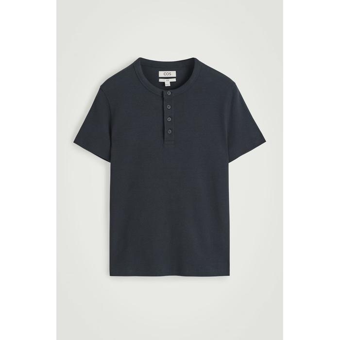 ОБЛЕГАЮЩАЯ футболка HENLEY в рубчик