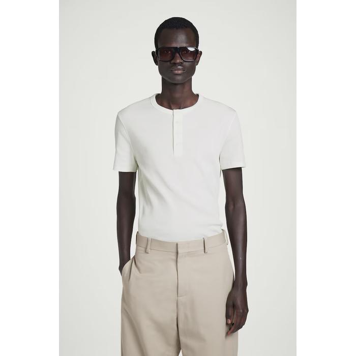 ОБЛЕГАЮЩАЯ футболка HENLEY в рубчик