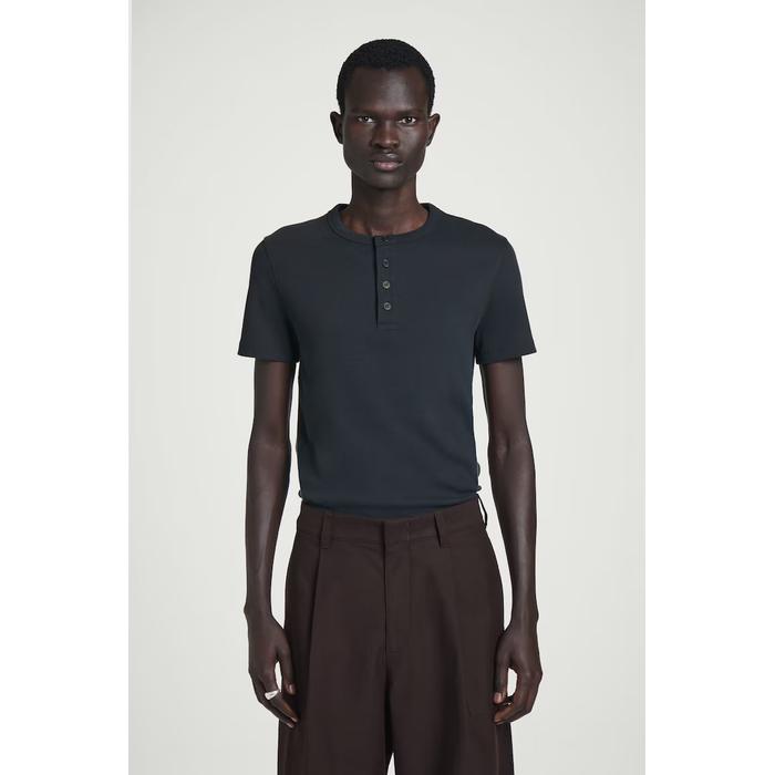 ОБЛЕГАЮЩАЯ футболка HENLEY в рубчик
