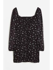H&amp;M+ Сетчатое платье со сборкой