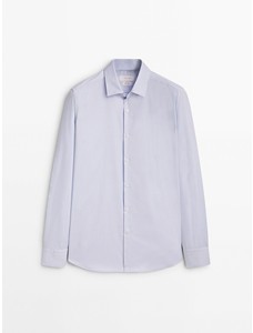 Рубашка облегающего кроя с узором в елочку, легко гладится цвет: Небесно-голубой