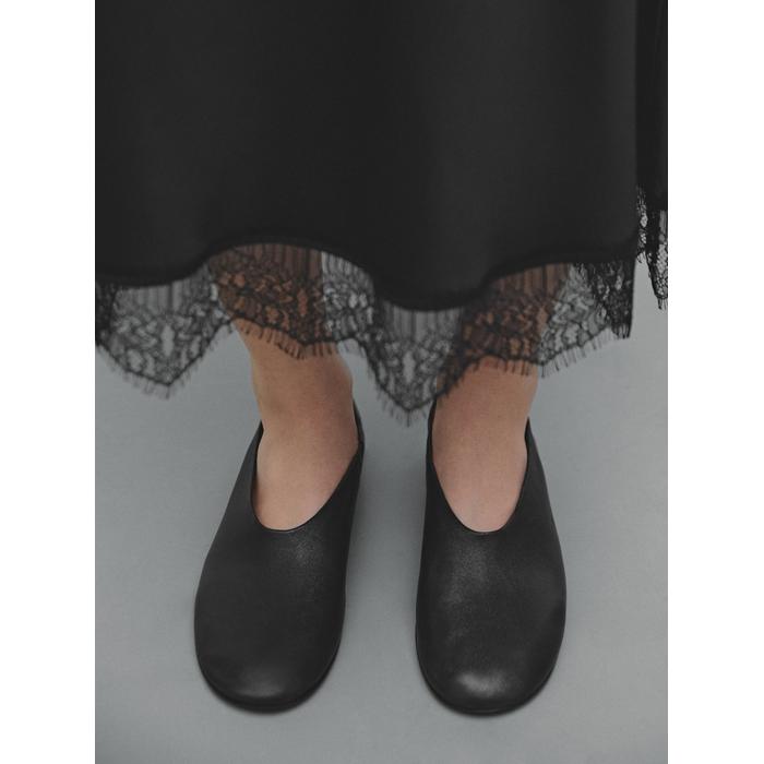 Satin midi skirt with lace details цвет: Черный
