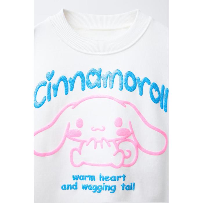 БЛЕСТЯЩАЯ ТОЛСТОВКА CINNAMOROLL © SANRIO С РЕЛЬЕФНЫМ РИСУНКОМ
