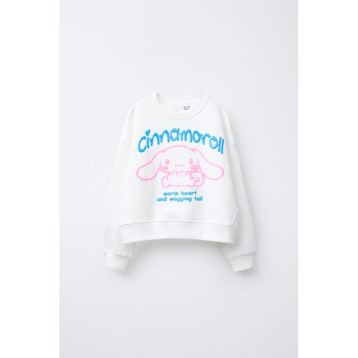БЛЕСТЯЩАЯ ТОЛСТОВКА CINNAMOROLL © SANRIO С РЕЛЬЕФНЫМ РИСУНКОМ