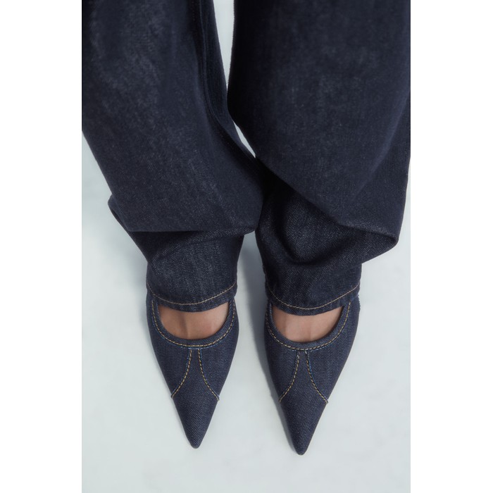 джинсовые босоножки с острым носком на каблуках в стиле котенка