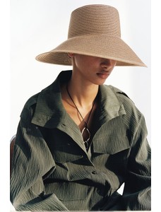 Соломенная шляпа с пологими полями.