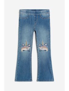 Суперрастягивающиеся джинсы с расклешенными штанинами
