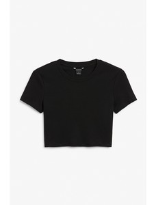 укороченная черная футболка