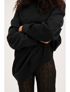 длинный черный свитер с круглым вырезом