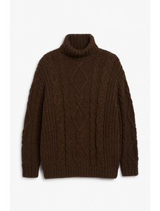 коричневый свитер тяжелой вязки с круглым вырезом