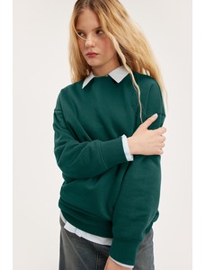 зеленый свитер с круглым вырезом оверсайз
