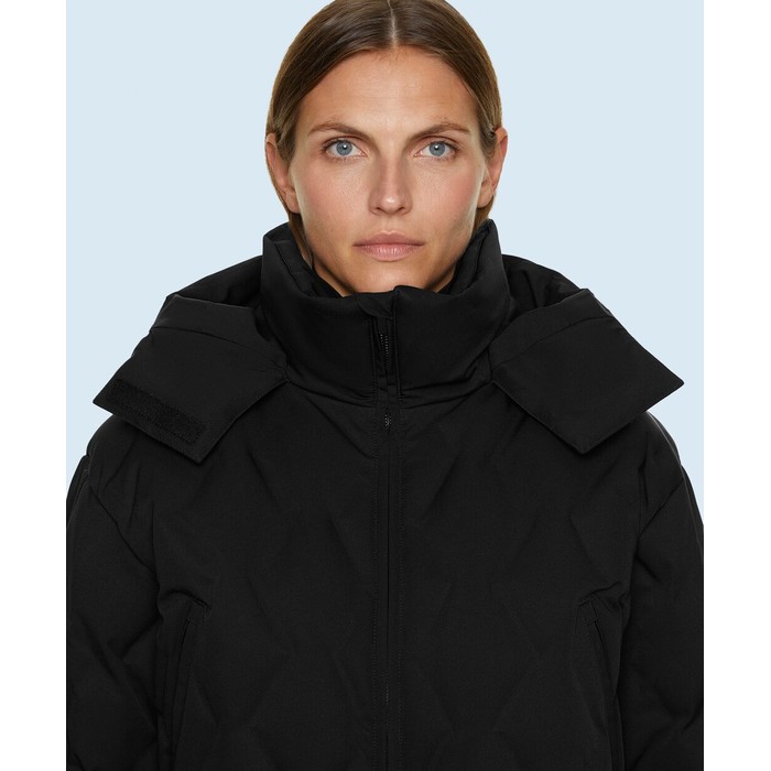 Лыжный водостойкий комбинезон PrimaLoft® с подкладкой и прямыми штанинами.
