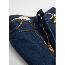 прямые джинсы с золотой пряжкой