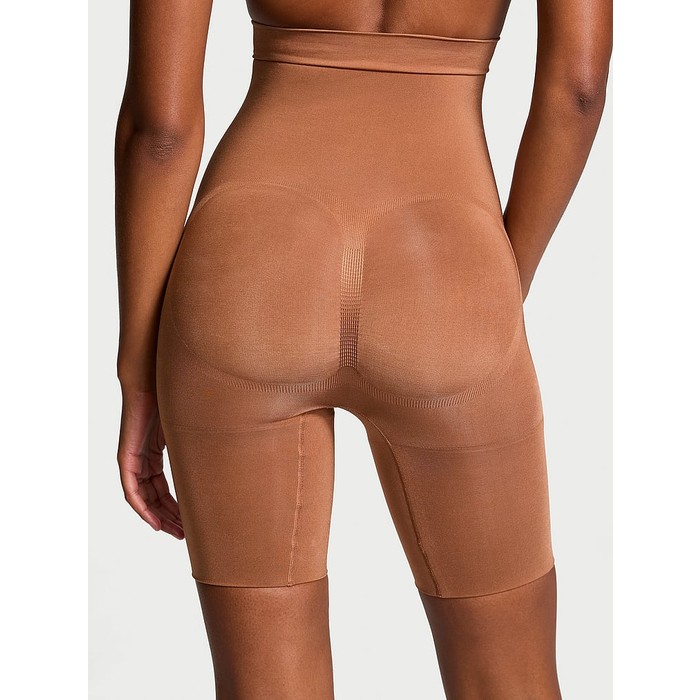 Корректирующее белье от Victoria SeamlessShaping™, шорты до середины бедра.