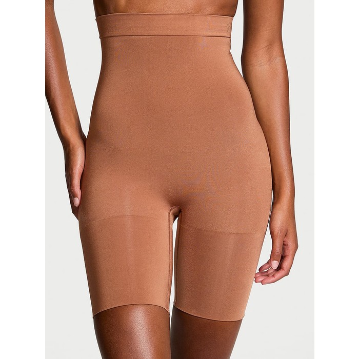 Корректирующее белье от Victoria SeamlessShaping™, шорты до середины бедра.