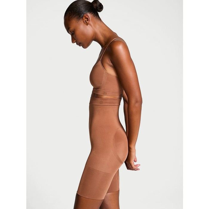 Корректирующее белье от Victoria SeamlessShaping™, шорты до середины бедра.