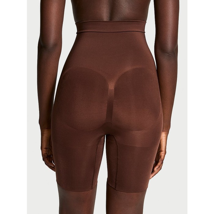 Корректирующее белье от Victoria SeamlessShaping™, шорты до середины бедра.