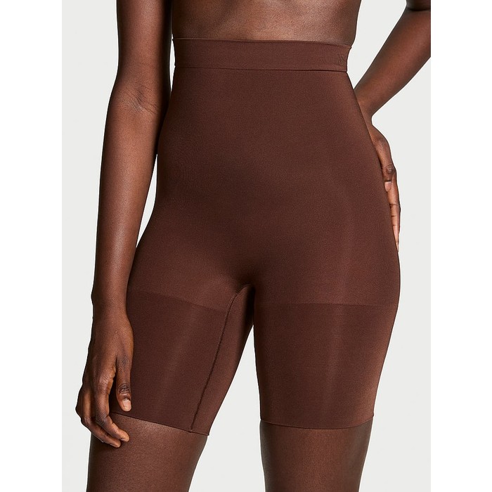 Корректирующее белье от Victoria SeamlessShaping™, шорты до середины бедра.