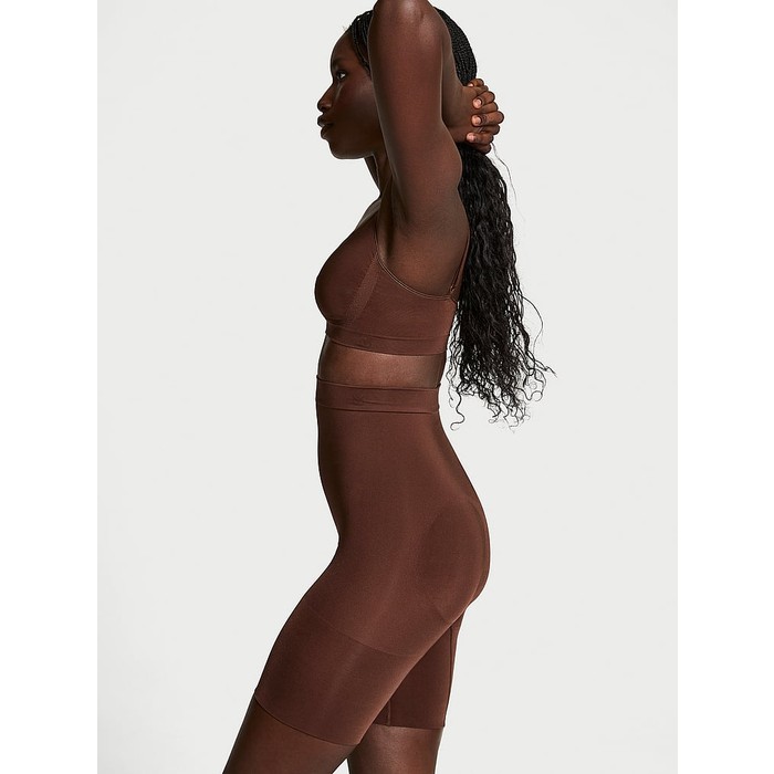 Корректирующее белье от Victoria SeamlessShaping™, шорты до середины бедра.