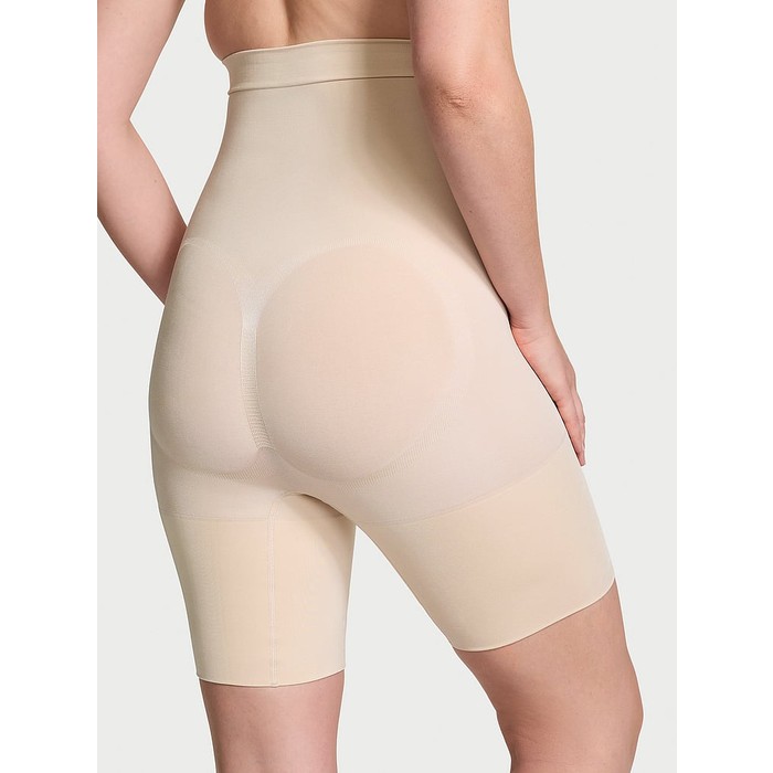 Корректирующее белье от Victoria SeamlessShaping™, шорты до середины бедра.