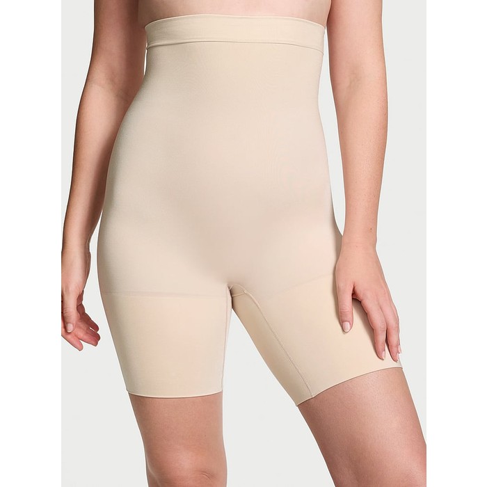 Корректирующее белье от Victoria SeamlessShaping™, шорты до середины бедра.