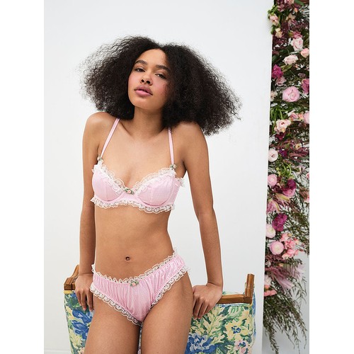 розовые трусики видно 